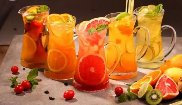 早期的水果茶大致的發(fā)展階段可以概括為：果味粉沖調(diào)、果醬加純茶底、果汁加純茶底、果醬加茶和少量鮮果。如今的水果茶是將某些水果或瓜果與茶一起制成飲品。水果的色彩鮮艷、味道清香、口感酸甜。這是消費者對健康、天然產(chǎn)品注重而引發(fā)的結(jié)果。畢竟，健康、時尚、潮流才是我們喝水果茶的理由哇