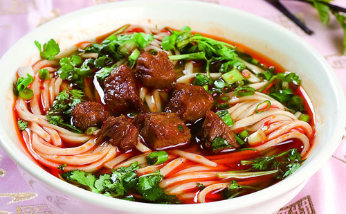 成都美食小吃擔(dān)擔(dān)面，鹵汁酥香，咸鮮微辣