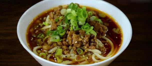 成都美食小吃擔(dān)擔(dān)面，鹵汁酥香，咸鮮微辣