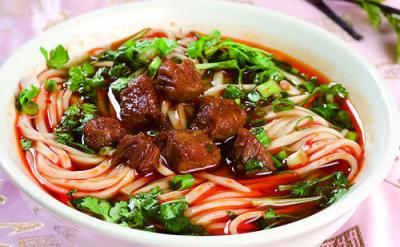 成都美食小吃擔(dān)擔(dān)面，鹵汁酥香，咸鮮微辣