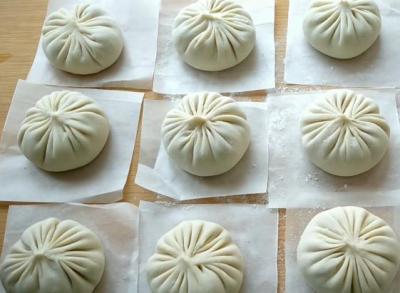 灌湯包的家常做法，皮薄勁道，湯汁豐盈，咬一口滿嘴留香