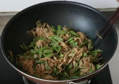 掛面不要水煮，這種做法，5分鐘出鍋，老人和小孩都喜歡吃！