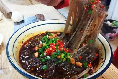 小吃酸辣粉培訓(xùn)哪家好？蜀味緣讓學(xué)員自主創(chuàng)業(yè)自立門戶