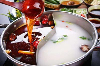 成都學(xué)火鍋技術(shù)培訓(xùn)多少錢(qián)？傳授麻辣鍋底調(diào)制技術(shù)