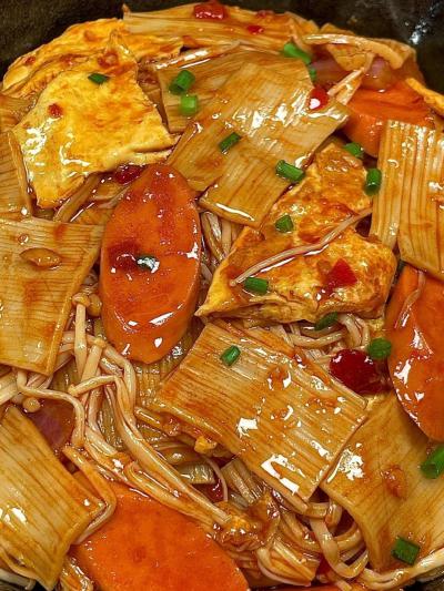 鐵板炒冷面技術(shù)培訓(xùn)哪里好？蜀味緣專業(yè)教學(xué)，助您輕松創(chuàng)業(yè)！