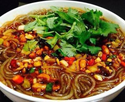 重慶酸辣粉技術(shù)培訓(xùn)哪里比較好？蜀味緣餐飲技術(shù)培訓(xùn)學(xué)校深度解析
